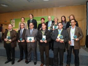 Los municipios premiados posan tras la concesión del galardón